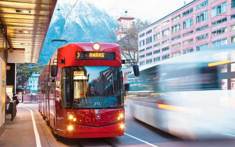 tranvía, uno de los medios de transporte público en Innsbruck